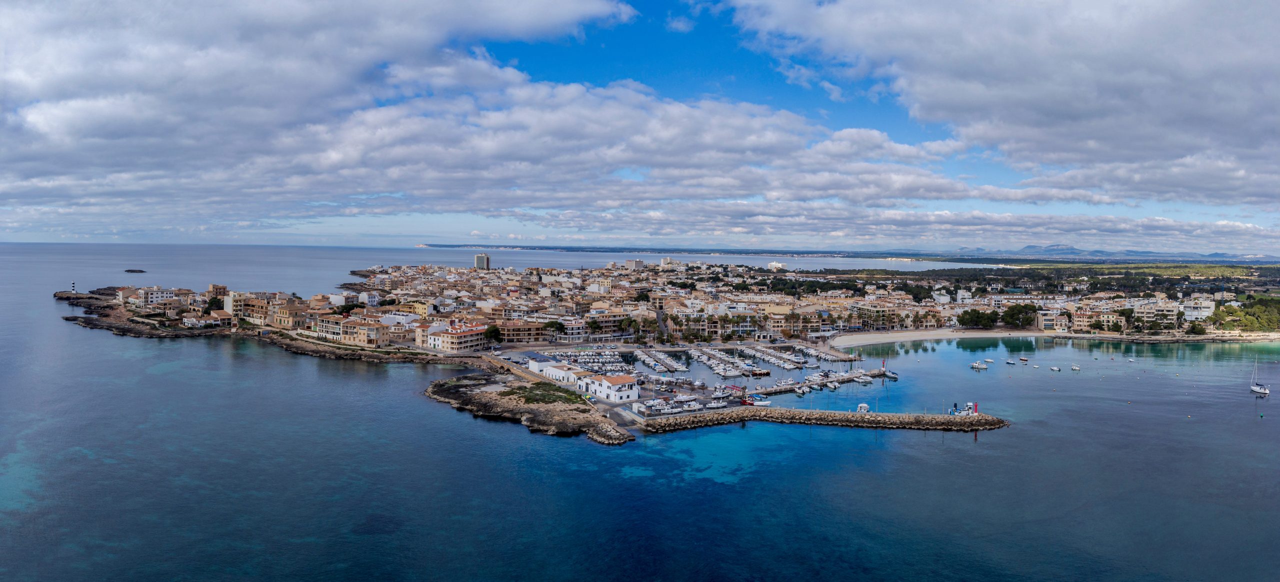 Der Hafen des kleinen Küstenortes Colonia de Sant Jordi ist idealer Ausgangspunkt für Ausflüge in die Umgebung, zum Beispiel zum nächstgelegenen Traumstrand